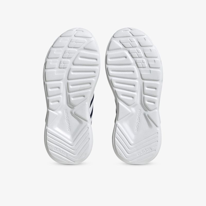 Weiße, rutschfeste Schuhsohlen mit flexiblen Rillen für optimalen Komfort und Grip bei sportlichen Aktivitäten.