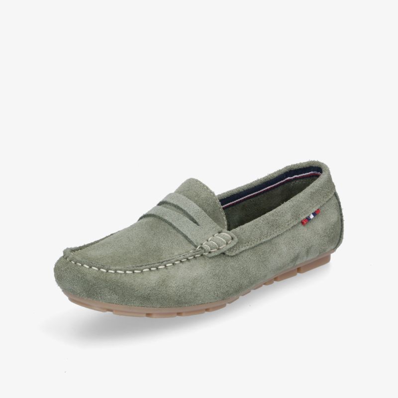Grüner Wildleder-Mokassin mit rutschfester Sohle und elegantem Design für täglichen Komfort.