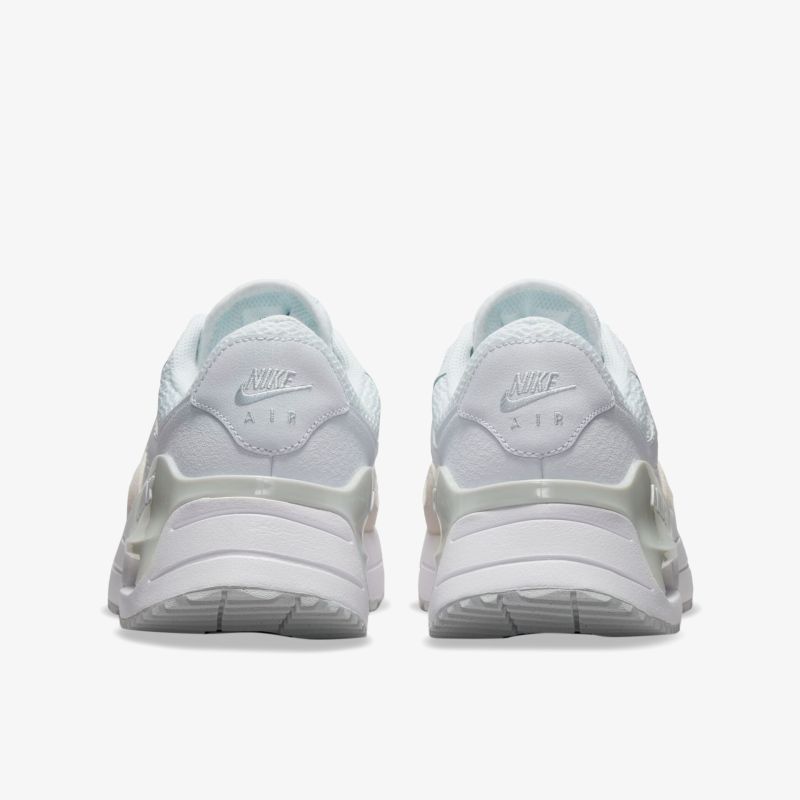 Rückansicht moderner, sportlicher Sneaker mit stabiler Fersenkonstruktion und glattem, stilvollem weißem Design.