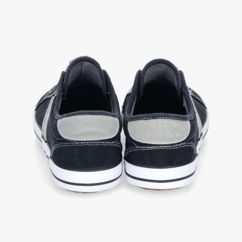 Hinteransicht von robusten, bequemen Freizeitschuhen mit rutschfester und flexibler Sohle im sportlichen Design