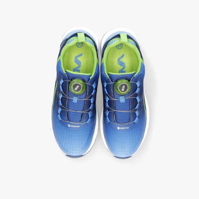Bequeme, leichte Sportschuhe in Blau und Grün mit innovativem Schnürsystem und gepolstertem Innenfutter.