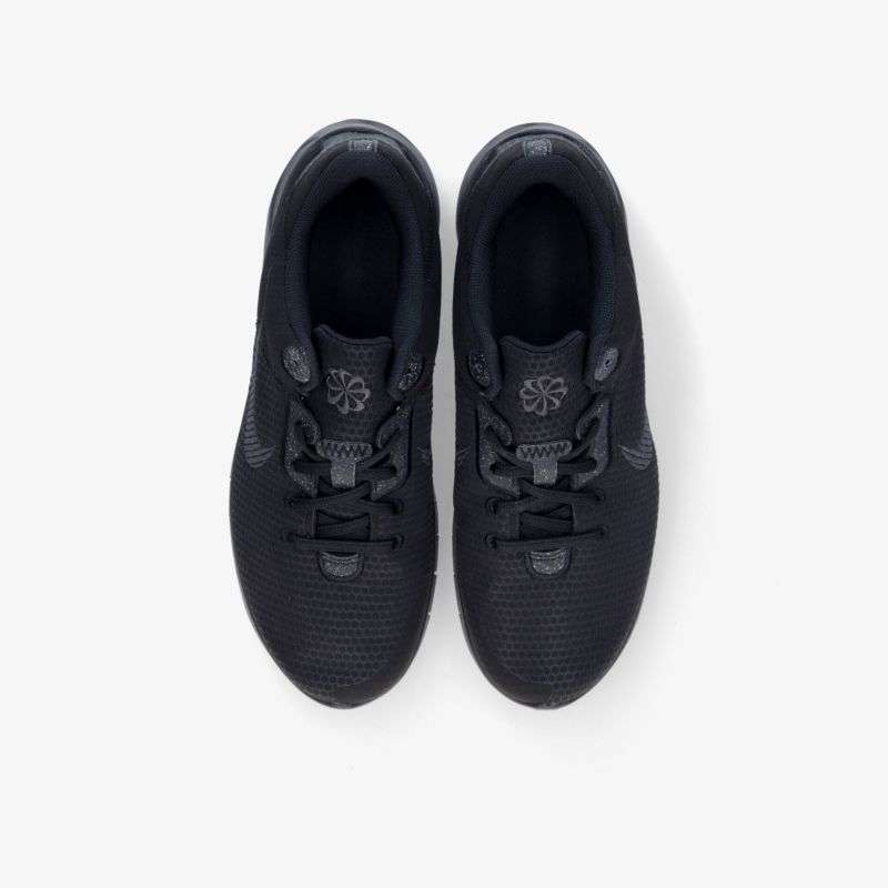 Moderner schwarzer Sneaker mit bequemer Passform und sportlichem Design. Ideal für Alltag und Freizeit.