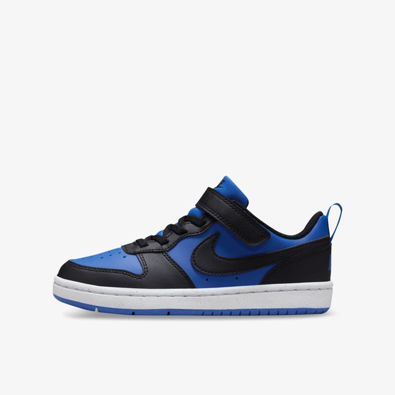 Seitenansicht eines sportlichen Sneakers in Blau und Schwarz mit gepolstertem Schaft und rutschfester Sohle