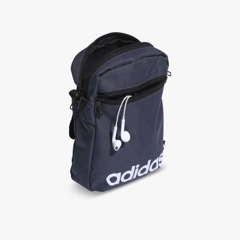 Stylischer Rucksack in Dunkelblau mit weißem Logo, vielseitig nutzbar und kompakte Größe für unterwegs.