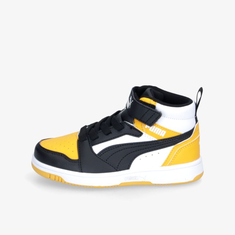 Moderner Puma Sneaker in Schwarz und Gelb, hochwertig verarbeitet mit gepolstertem Knöchel und robuster Sohle, 3-4 Ansicht