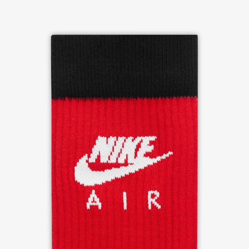 Bequeme rote Nike Air Strümpfe mit schwarzem Bündchen und markantem Logo-Design. Ideal für sportliche Aktivitäten.