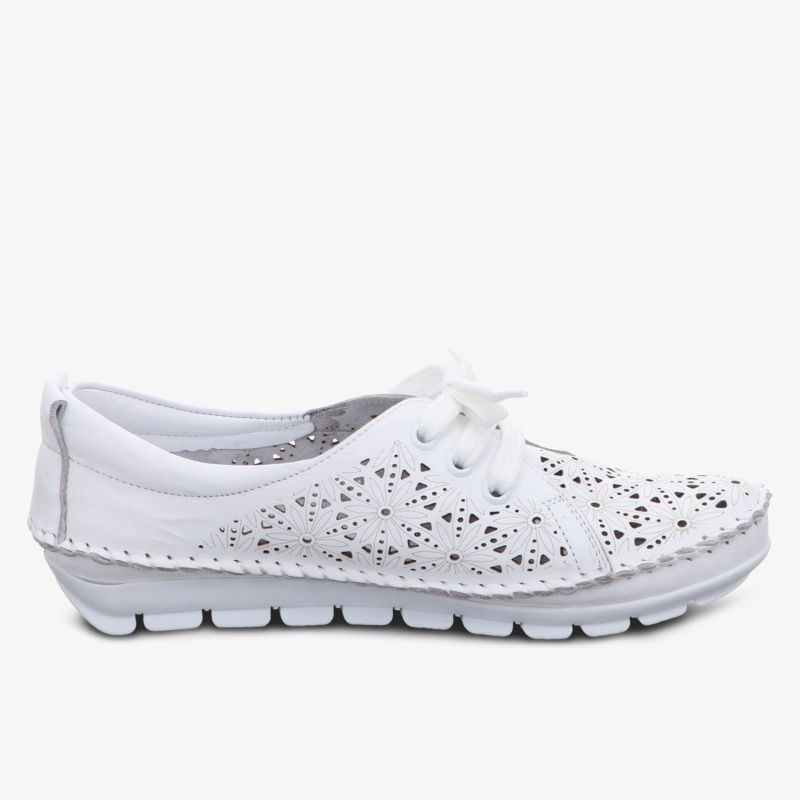 Moderner Schnürschuh mit luftdurchlässigem Design und rutschfester Sohle.