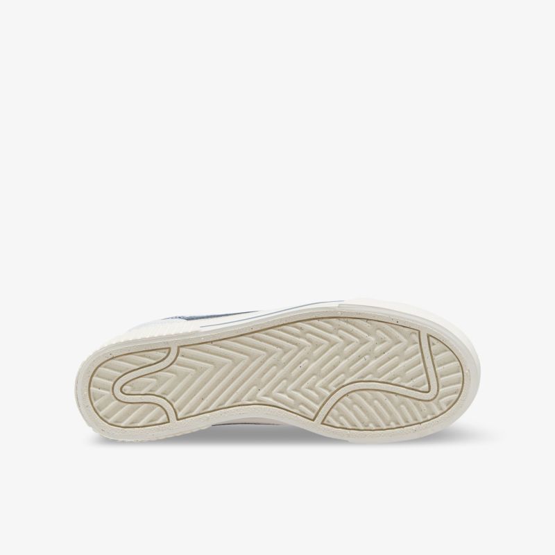 Hochwertige Schuhsohle mit rutschfestem Profil für optimalen Grip und Langlebigkeit.