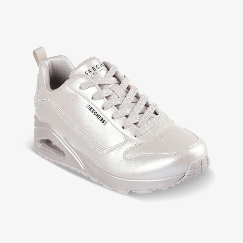 Weißer Sneaker mit moderner Schnürung, komfortabler Passform und rutschfester Sohle, schräg von vorne abgebildet