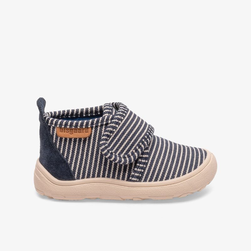 Bequemer, flexibler Schuh mit rutschfester Sohle und praktischem Klettverschluss, gestreiftes Muster, seitliche Ansicht
