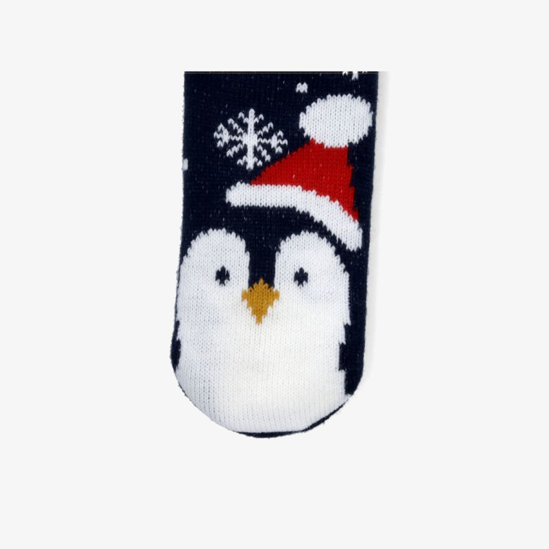 Weihnachtliche kuschelige Socke mit niedlichem Pinguin-Motiv und Schneeflocken für warme Füße