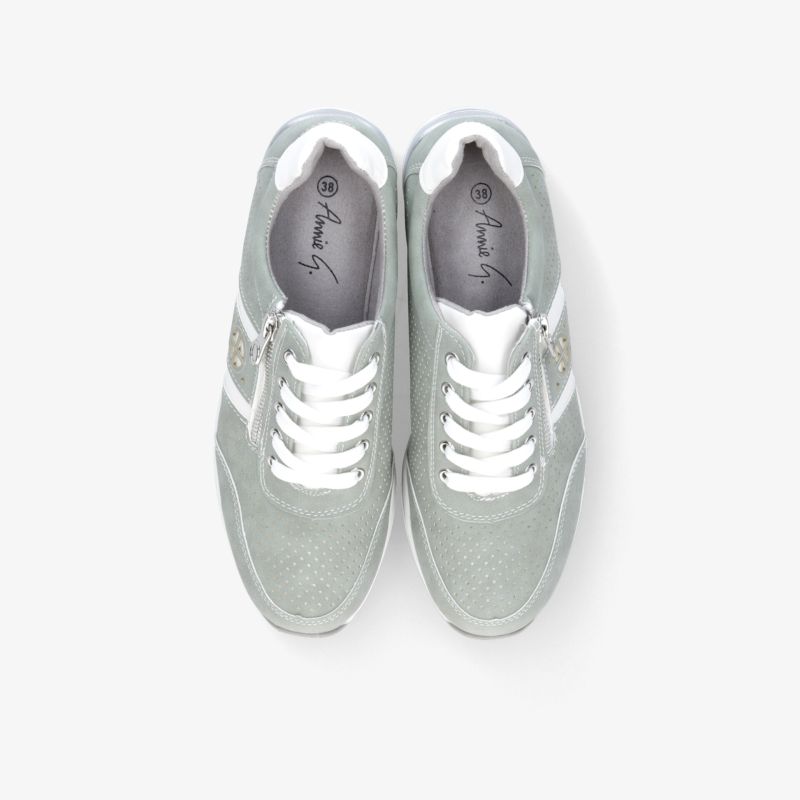 Leichte und bequeme Sportschuhe in Grau und Weiß mit moderner Schnürung und atmungsaktivem Material