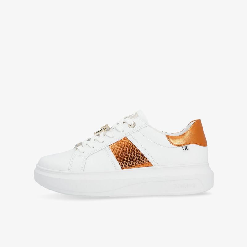 Moderner weißer Sneaker mit orangefarbenen Details, komfortabler Sohle und sportlichem Design in klarer Seitenansicht