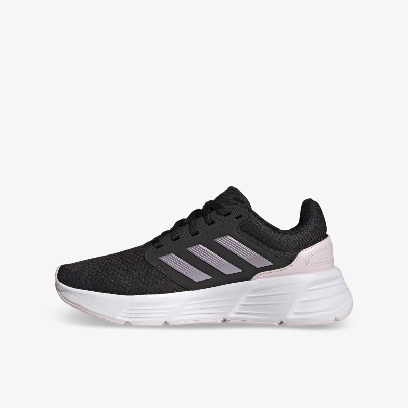 Moderner, leichter Sneaker mit eleganten Details und optimaler Dämpfung für maximalen Komfort im Alltag.