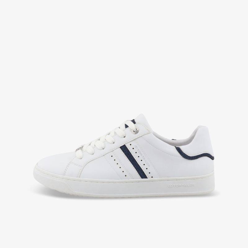 Seitliche Ansicht eines weißen Sneakers mit navyblauen Akzenten, leichter und bequemer Schuh für sportlichen Stil
