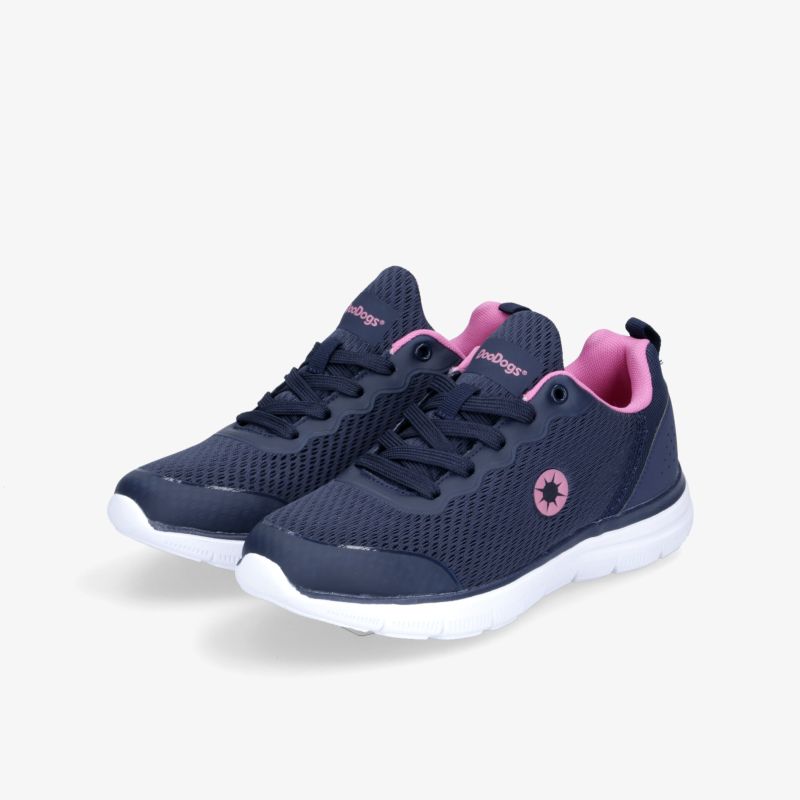 Bequeme, atmungsaktive Freizeitschuhe in dunklem Blau mit pinken Akzenten und rutschfester weißer Sohle.