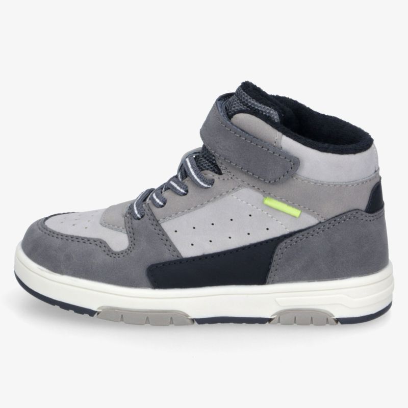 Moderner grauer Sneaker mit bequemer Passform, atmungsaktiven Materialien und rutschfester Sohle seitlich gezeigt