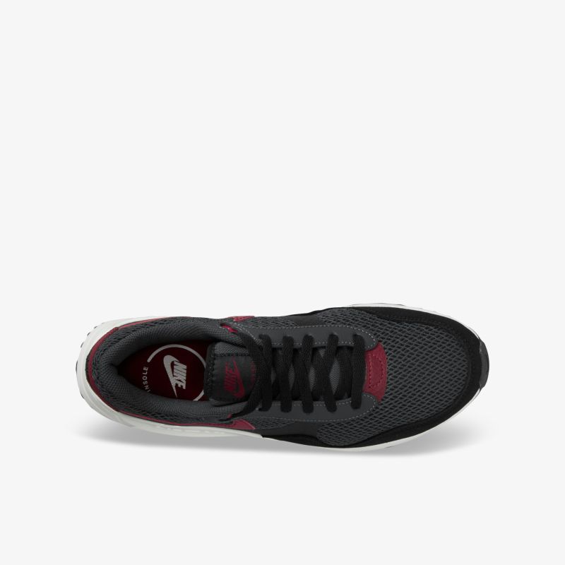 Moderner, sportlicher Schuh mit atmungsaktivem Material und rutschfester Sohle, ideal für Freizeitaktivitäten.