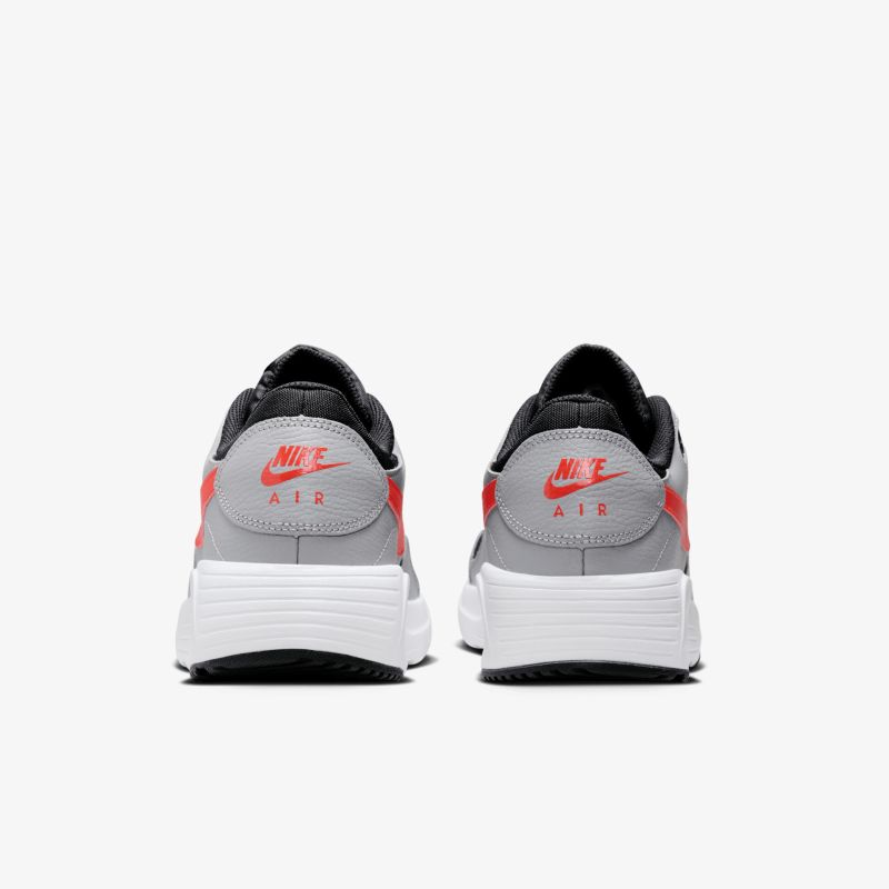 Rückansicht eines Nike Sportschuhs mit modernem Design und hoher Dämpfung, ideal für Komfort und Stabilität