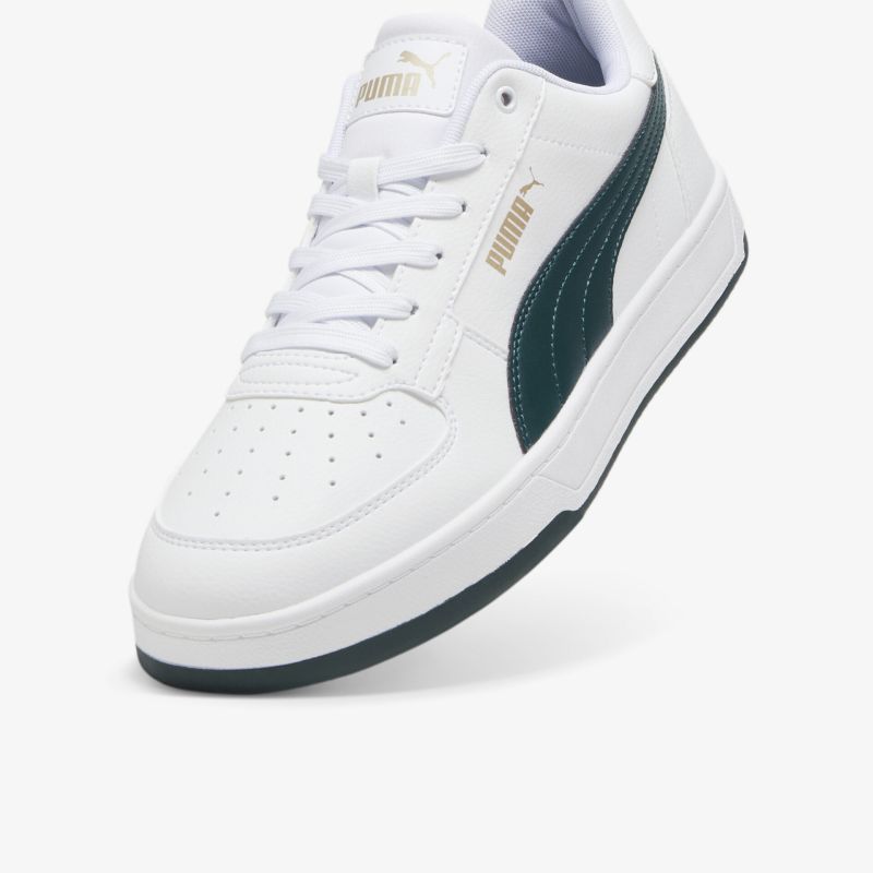 Moderner weißer Sneaker mit dunklem Streifen, gepolsterter Kragen und perforierter Zehenkappe für hohen Tragekomfort