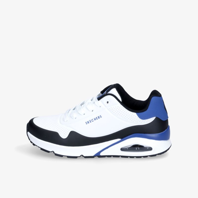 Moderner weiß-blauer Sneaker mit Luftdämpfung und sportlichem Design, seitliche Ansicht.