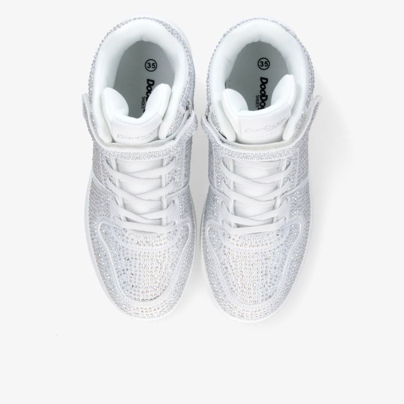Weißes Paar Sportschuhe von oben mit gepolstertem Kragen und flexiblem, rutschfestem Sohlenprofil