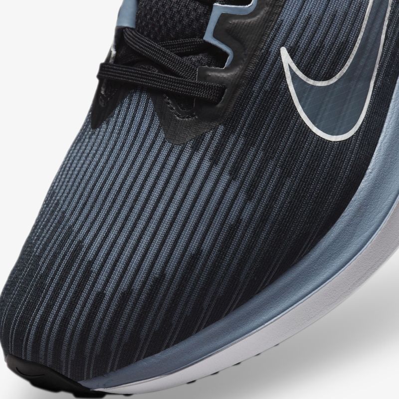 Moderner Laufschuh mit atmungsaktivem Obermaterial und flexibler, leichter Sohle