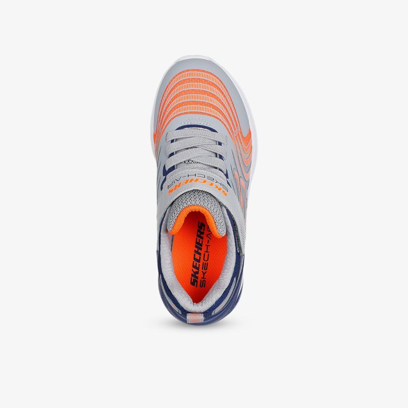 Sportlicher Schuh mit atmungsaktiven Materialien und bequemer Passform in moderner Farbkombination, Draufsicht