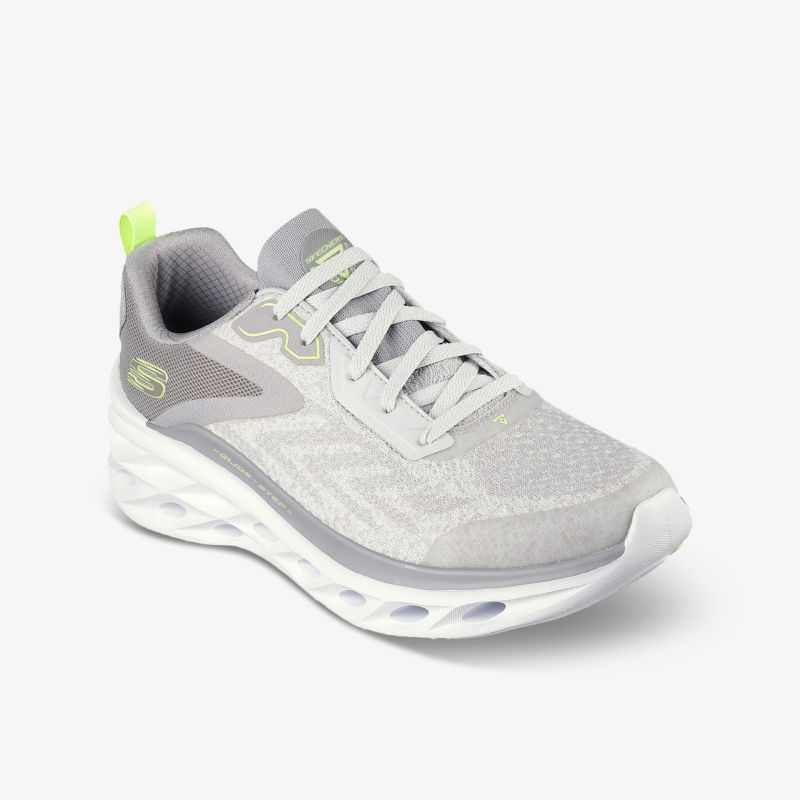 Leichter hellgrauer Sportschuh mit atmungsaktivem Material und stabiler, komfortabler Sohle in moderner 3/4 Ansicht