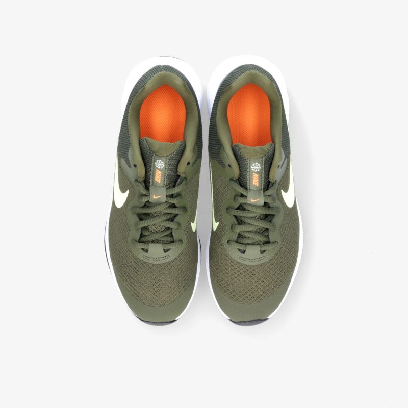 Grüne Sneaker mit orangener Innenpolsterung von oben, stilvoll und bequem für jeden Anlass geeignet.