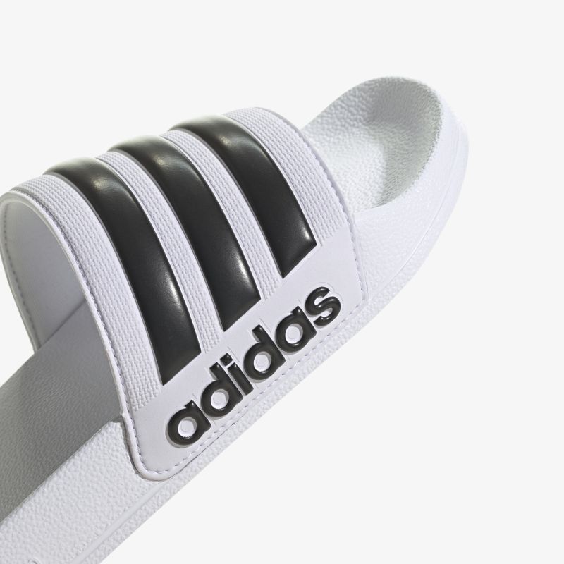 Adidas Slipper mit ikonischen drei Streifen und bequemer Passform für den perfekten Sportlook.