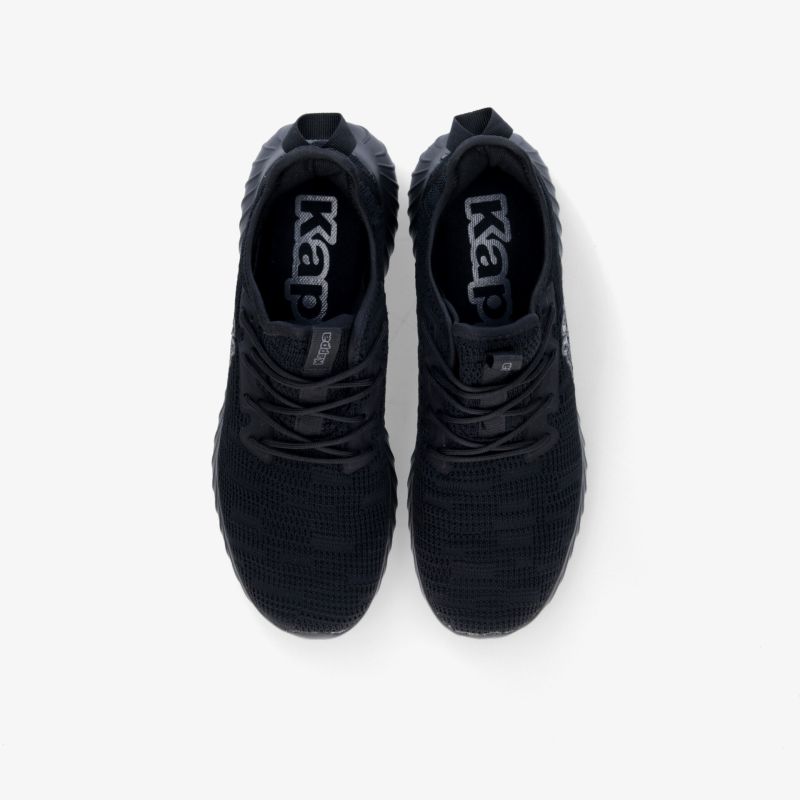 Stylische, schwarze Sportschuhe mit modernem Design und bequemem Tragekomfort von oben betrachtet.