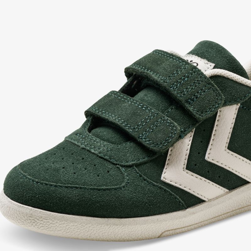 Grüner Sneaker mit Klettverschluss aus hochwertigem Material für einen stilvollen und komfortablen Auftritt.