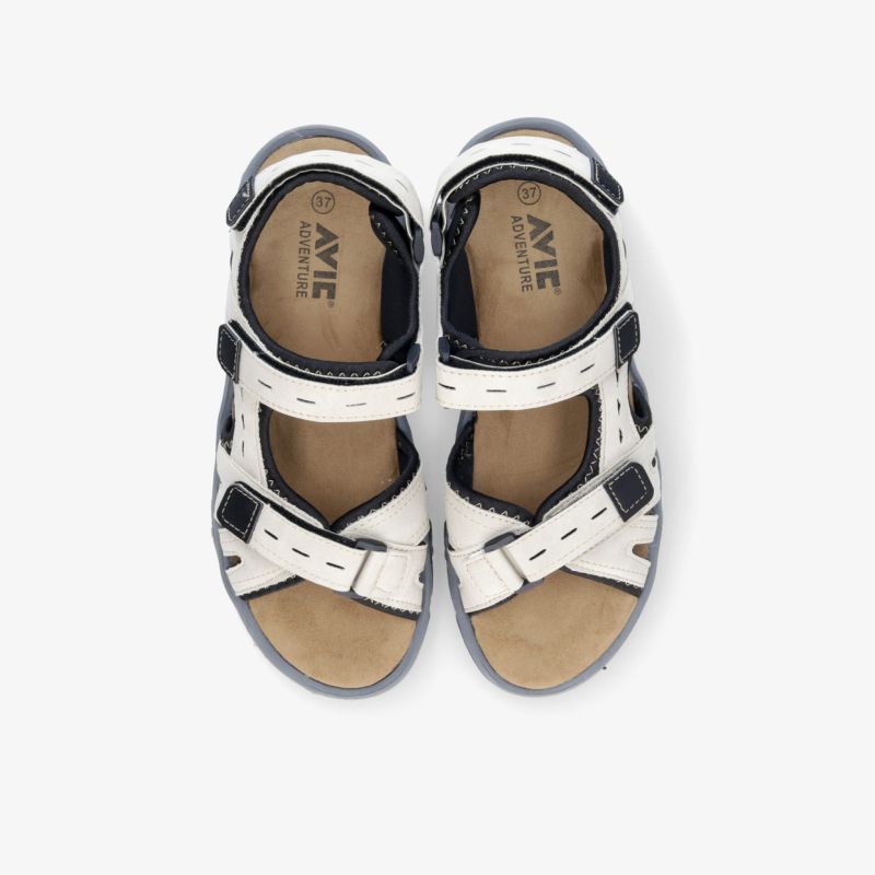 Bequeme weiße Sandalen mit verstellbaren Riemen, ideal für den Sommer
