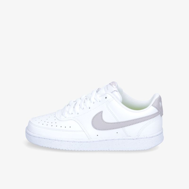 Klassischer weißer Sneaker mit markantem Logo für optimalen Komfort und urbanen Stil.