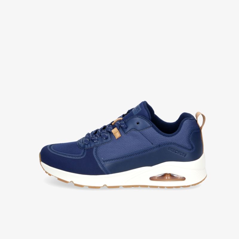 Moderner blauer Sneaker mit weißer Sohle und Air-Cushioning-Technologie für hohen Tragekomfort.