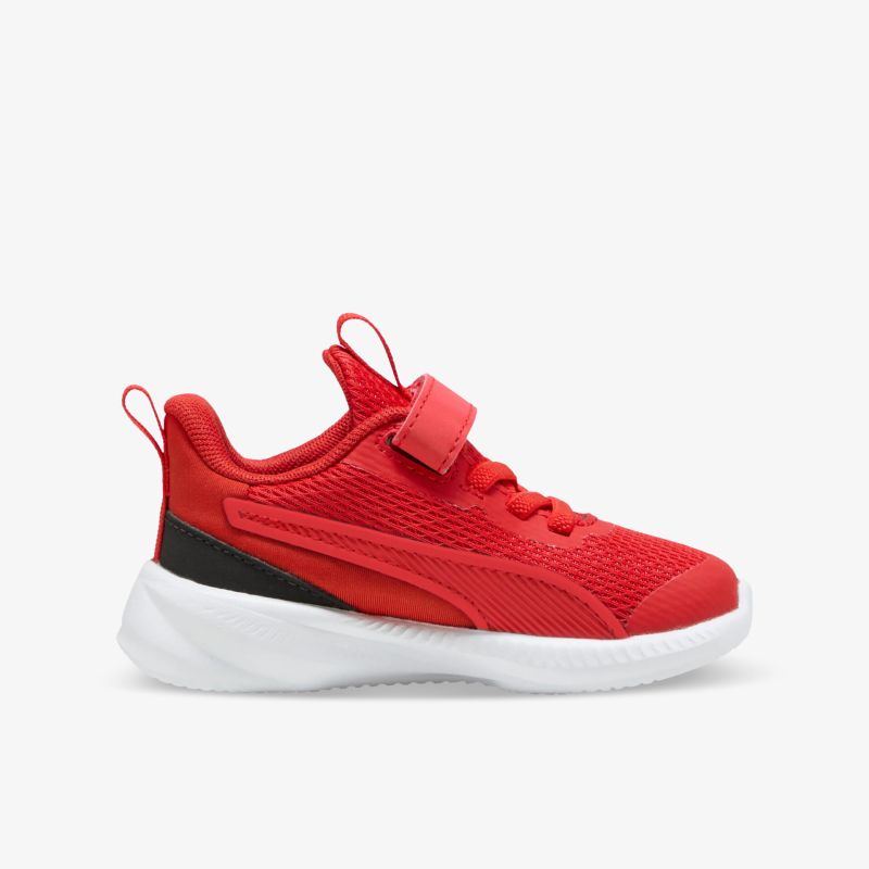 Roter sportlicher Sneaker mit atmungsaktivem Material und rutschfester weißer Sohle in klarer Seitenansicht