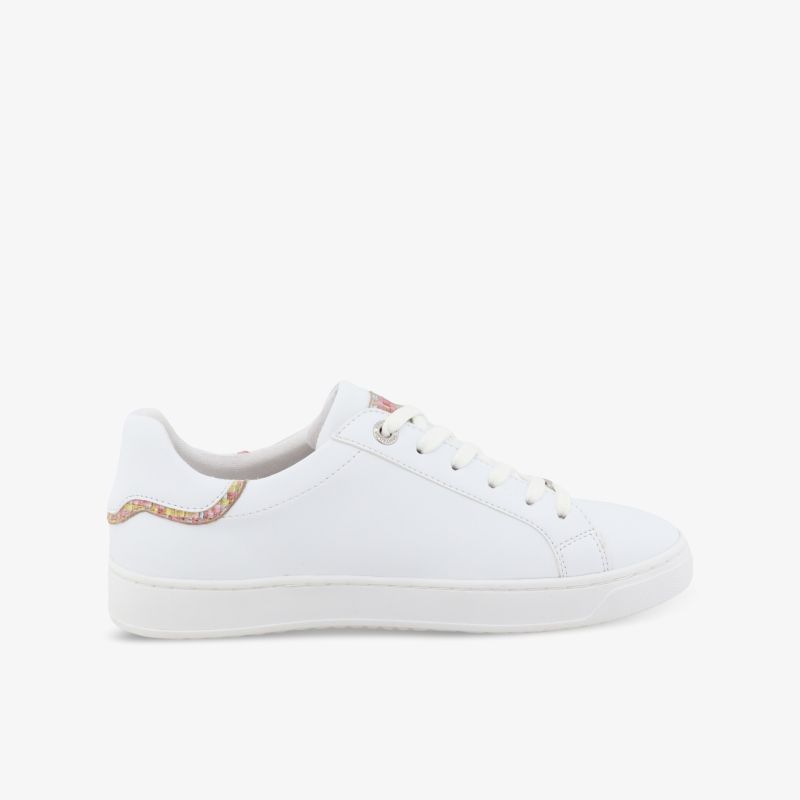 Eleganter weißer Sneaker in Lederoptik mit dezenter Verzierung und hohem Tragekomfort für den täglichen Einsatz.