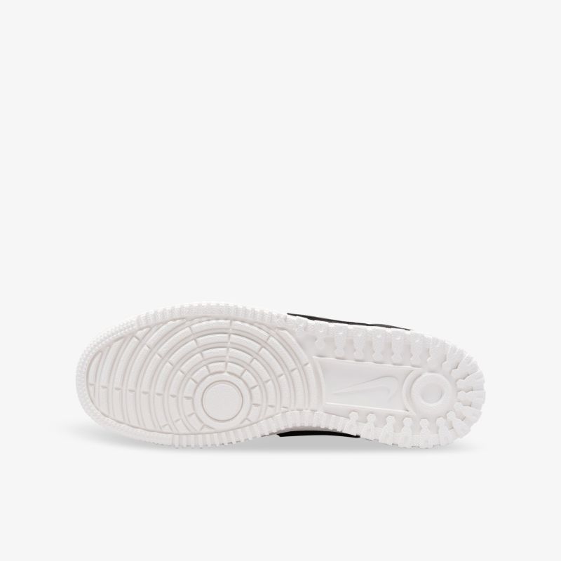 Rutschfeste und robuste Sohle eines modernen Sneakers, ideal für beständigen Tragekomfort und Stil.