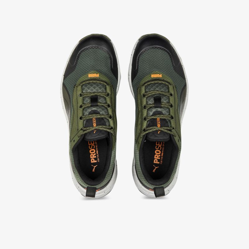 Grüner Sportschuh mit schwarzem Akzent und dämpfender Sohle, ideal für sportliche Aktivitäten.