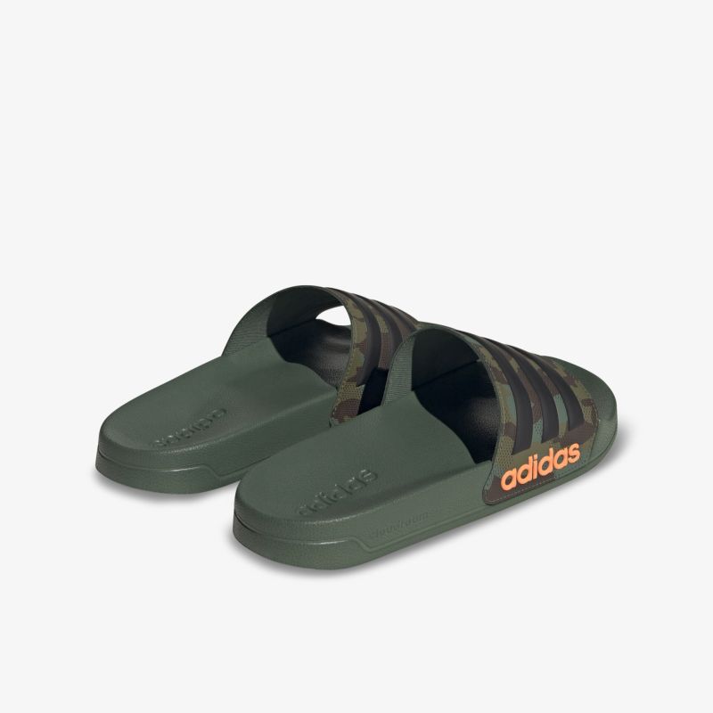 Robuste und stilvolle grüne Slides mit ikonischem Streifendesign für entspannten Tragekomfort.