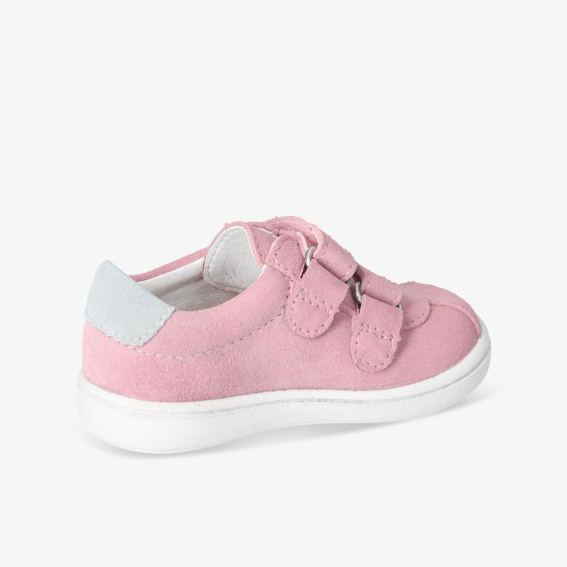 Rosa Sneaker mit praktischem Klettverschluss und flexibler weißer Sohle, bequem und leicht im Design