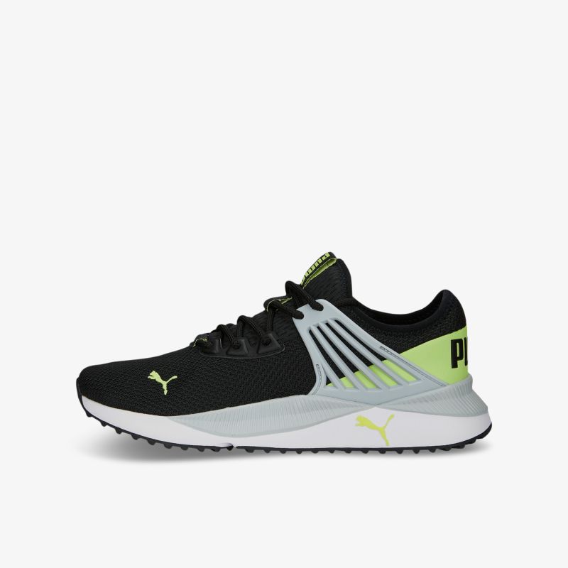 Leichter und komfortabler Sportschuh in Schwarz mit grünen Akzenten und stabiler Sohle für optimalen Laufkomfort.