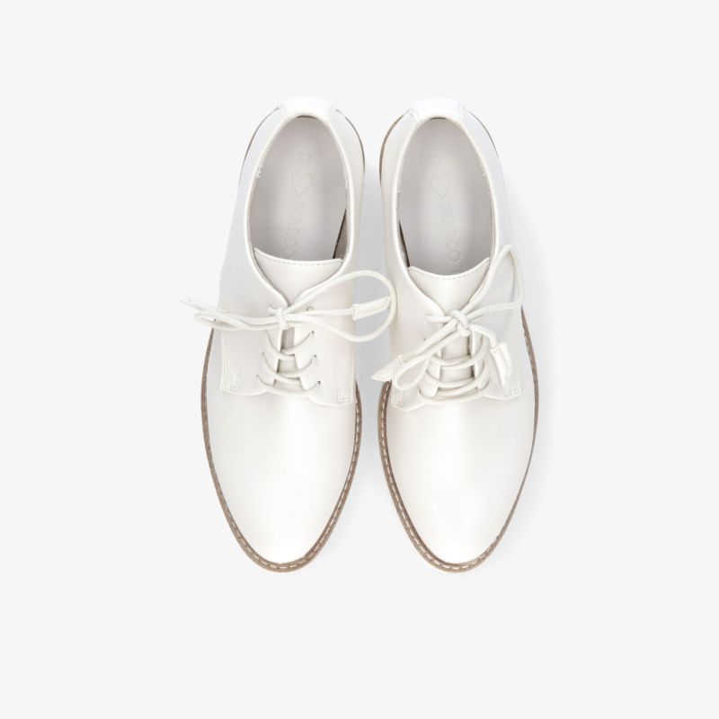 Elegante weiße Schnürschuhe in klassischer Lederoptik, ideal für vielseitige modische Anlässe.