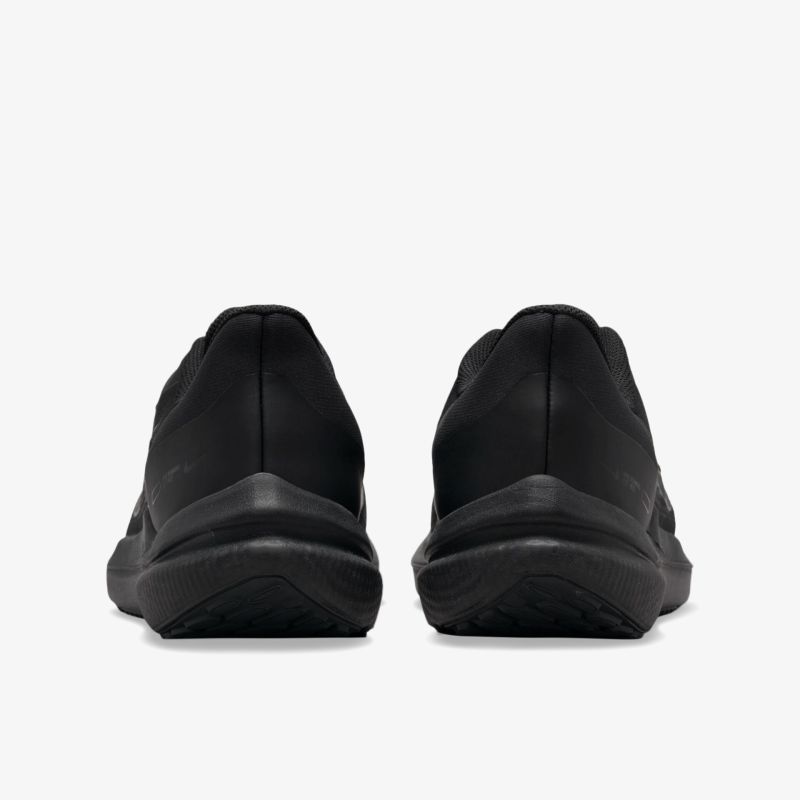 Schwarze Schuhe mit rutschfester Sohle und modernem Design, Rückansicht