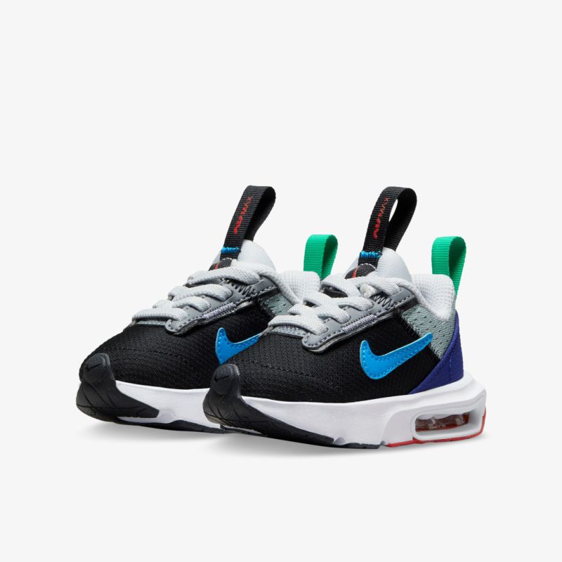 Trendige sportliche Sneakers mit auffälligen blauen Akzenten, bequemem Schnitt und gepolsterter Sohle.