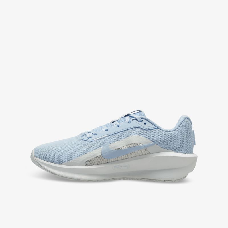 Leichter, atmungsaktiver Sneaker in Hellblau mit modernem Design und optimalem Tragekomfort für sportliche Aktivitäten.