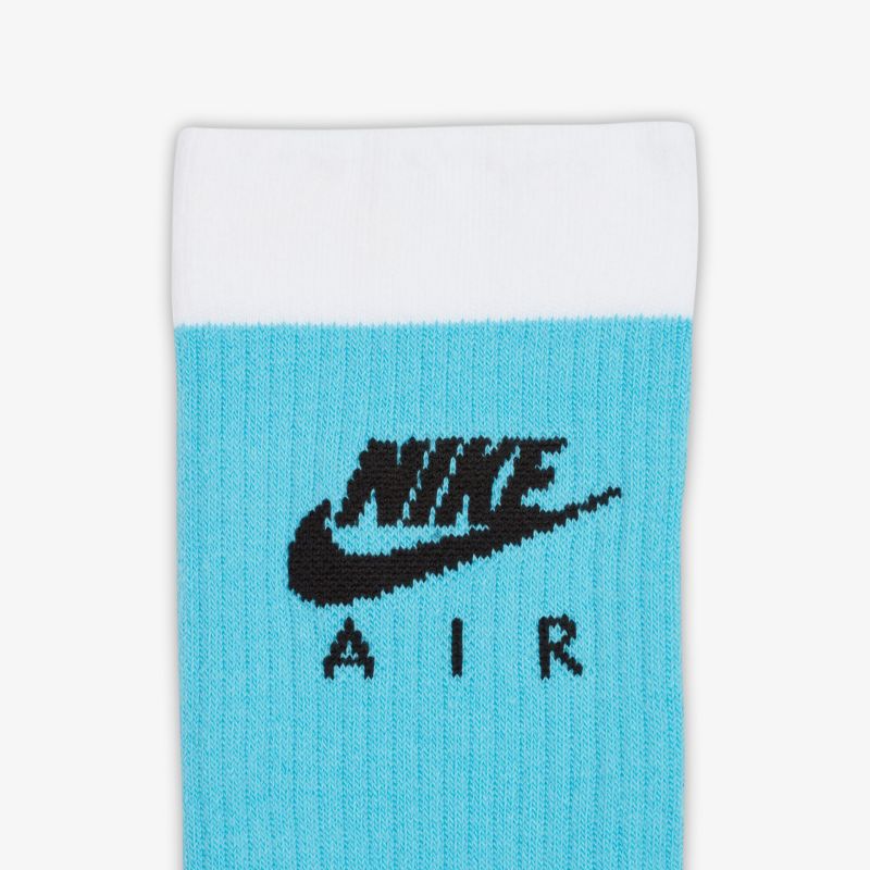 Stylische Nike Air Socken in Blau-Weiß, bieten optimalen Tragekomfort für Sport und Freizeit.