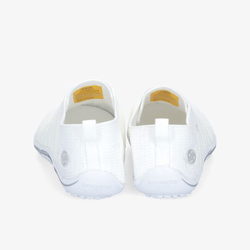 Moderne weiße Schuhe mit komfortabler Passform und rutschfester Sohle, ideal für vielseitigen Einsatz.