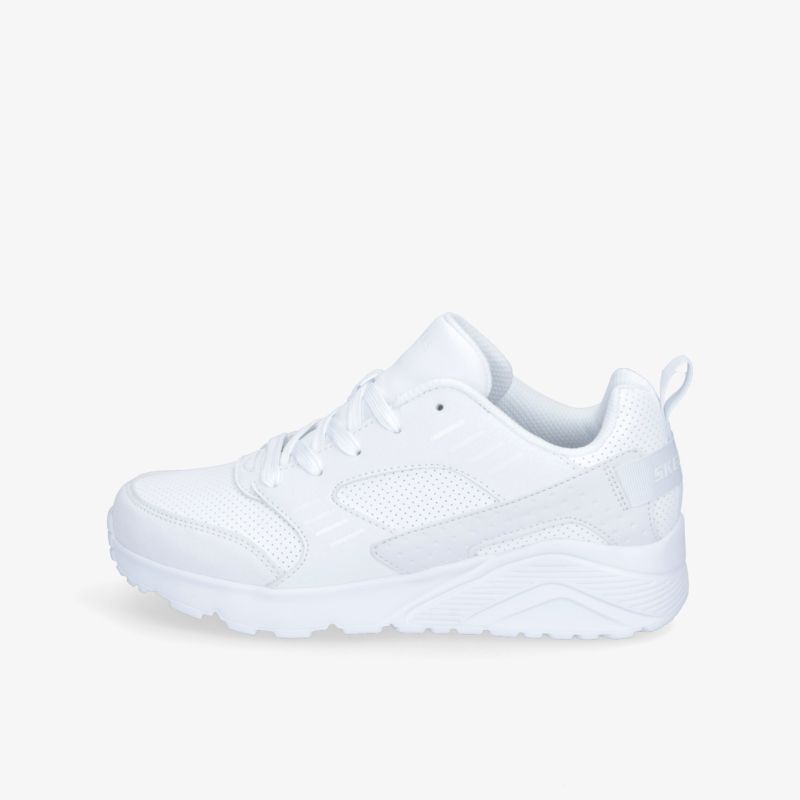 Weißer Sneaker in seitlicher Ansicht mit leichtem, bequemem Design und sportlicher Ausstrahlung